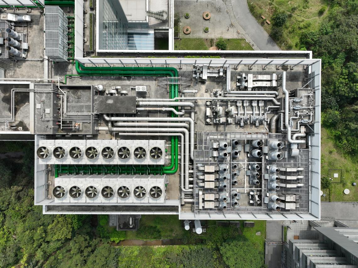 Havalandırma ve soğutma sisteminin tamamıyla bir veri merkezinin çatısı